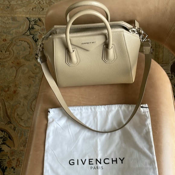 Small Antgona Givency in tan. - Picture 3 of 6